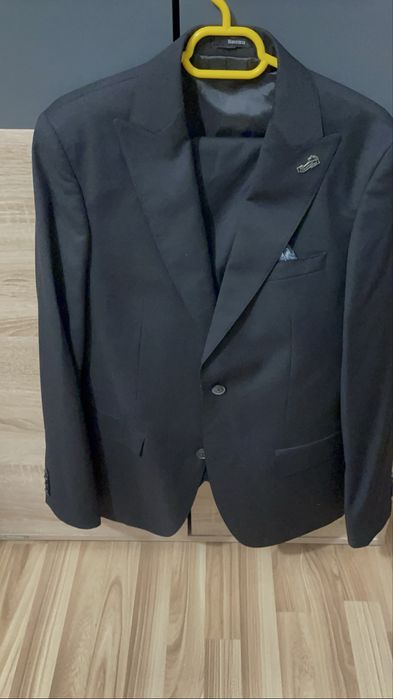 Vand costum negru