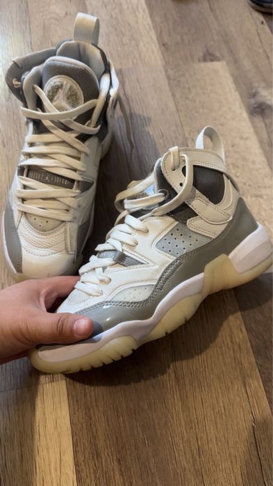 Adidasi Nike WMNS JORDAN:marime 38,5-Nike jumpman Two Trey-marima 37,5(200 lei perechea,trimis la alegere,negociabili)