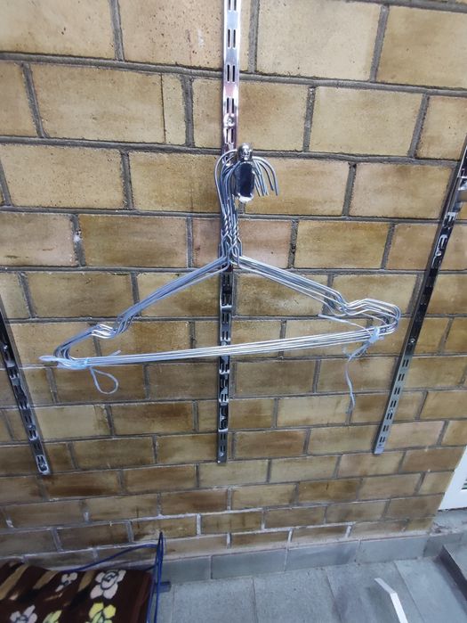 Металлические вешалки