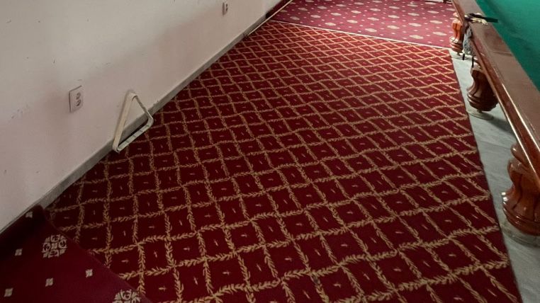 Продам старые диваны , ковры , барную стойку