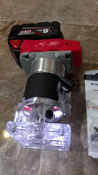 Freza pentru canturi milwaukee cu o baterie de 6A