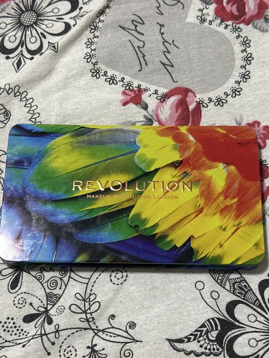 Paletă de machiaj de zi nefolosită Revolution  în state foarte bună