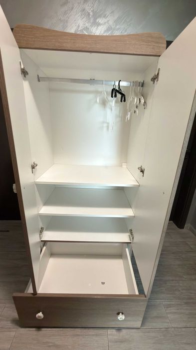 Двукрилен гардероб