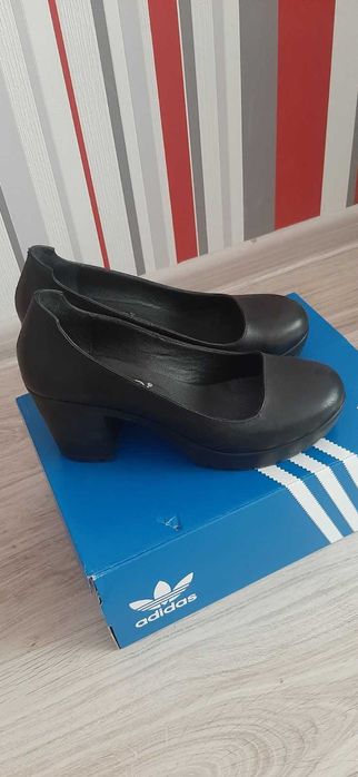 Класически кожени обувки на дебел ток - естествена кожа