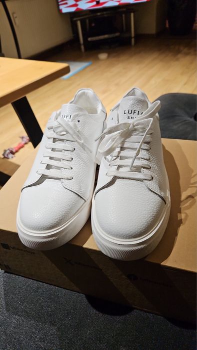 Нови кожени обувки