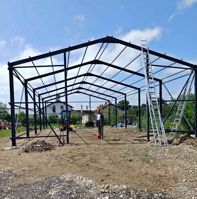 Hală metalică de vânzare, dimensiuni 10x15x4m. Structură solidă și rezistentă, potrivită pentru diverse utilizări, cum ar fi depozitare, producție sau