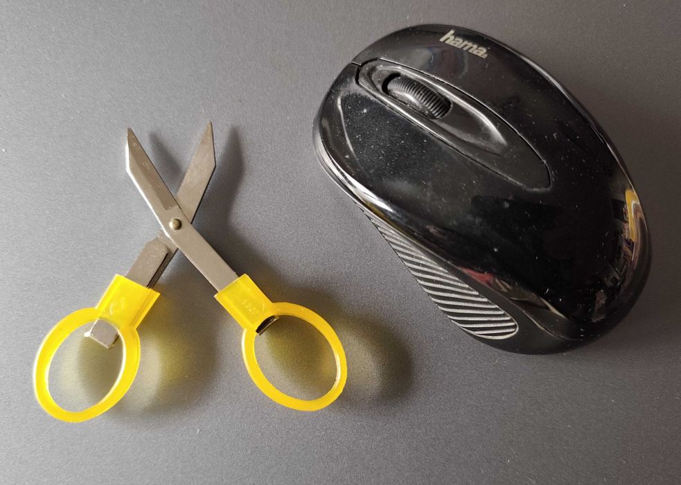 Сгъваема мини ножичка, практична и удобна за път.