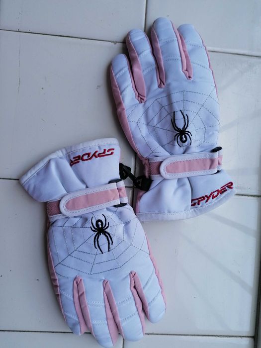 Продавам детски ръкавици с пръсти Spyder. Ръкавиците имат пристягане н