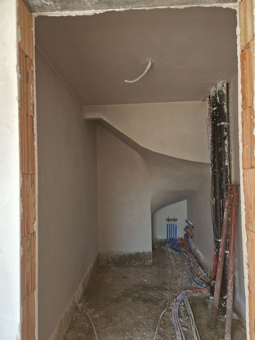 Execut tencuieli mecanizate si  șapă  pe bază de ipsos  , finisaje