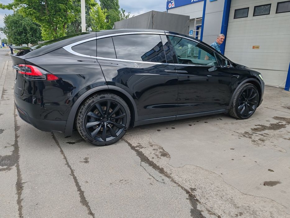 Tesla model X, long range
