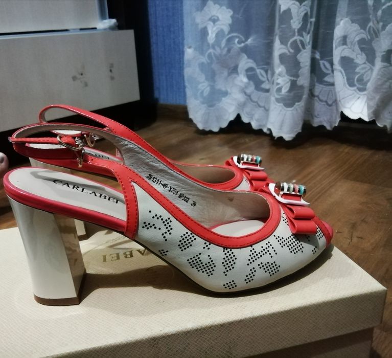 Продаются  Женские кожаные босоножки