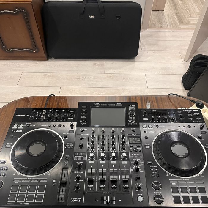 Pioneer XDJ-XZ продава се с куфар и кабели за повече инфо позванете
