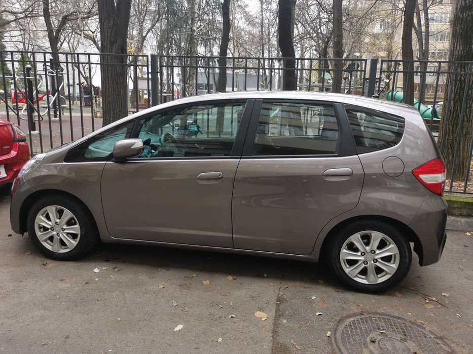 Honda Jazz – Spațioasă, Fiabilă, Economică!
