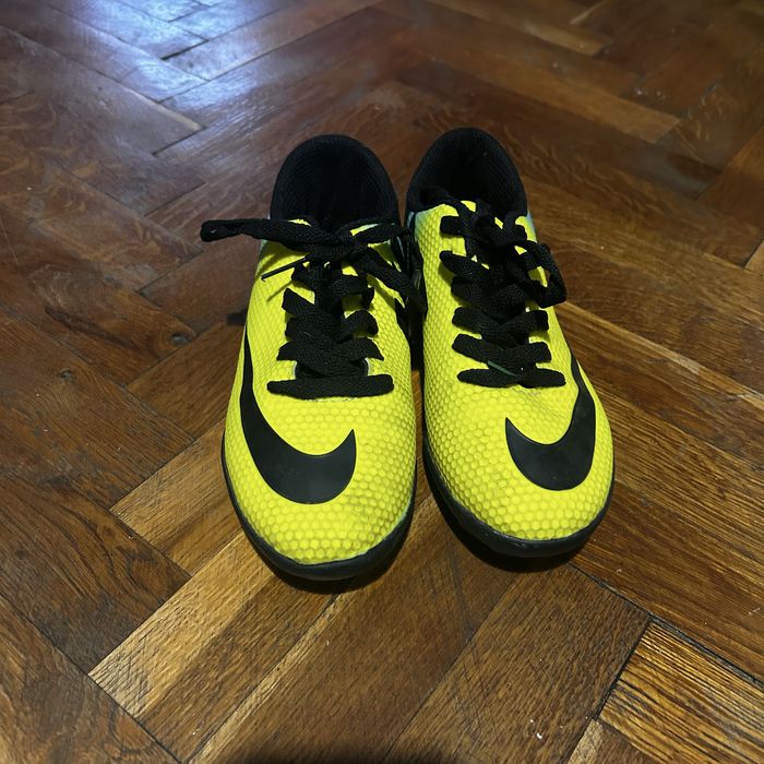 Бутонки за футбол за по малки момчета оригинални на Nike