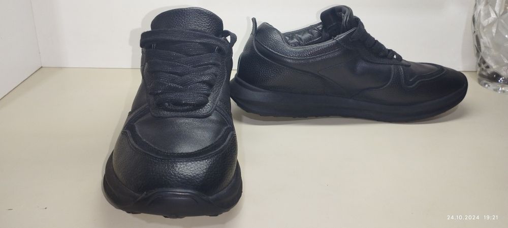 Продаю из чистой кожи кроссовки!