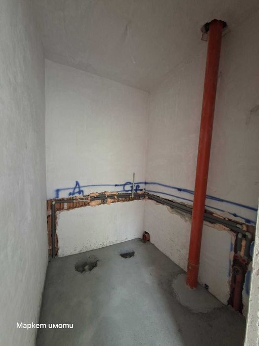 Три стаи с бокс, Езикова гимназия