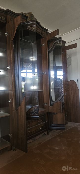 Горка доя гостиной (витрина сервант)