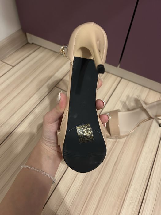 Бежови токчета..