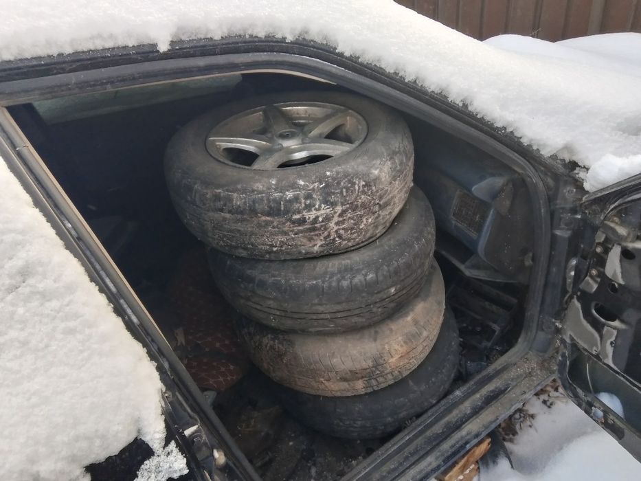 Продаёт Мерседес и ауди