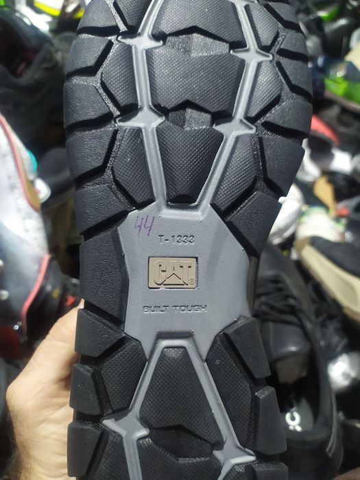 Продаются кожаные кроссовки фирмы CAT.