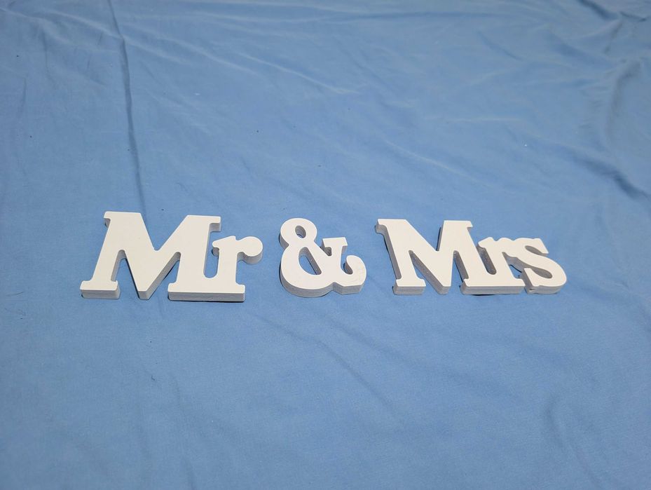 Дървен надпис Mr & Mrs за маса