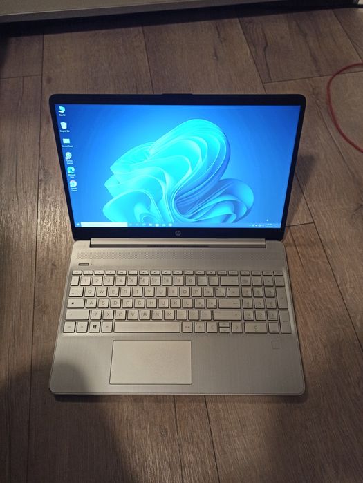 Leptop HP  procesor AMD Ryzen 5.16g ram.SSD256gb