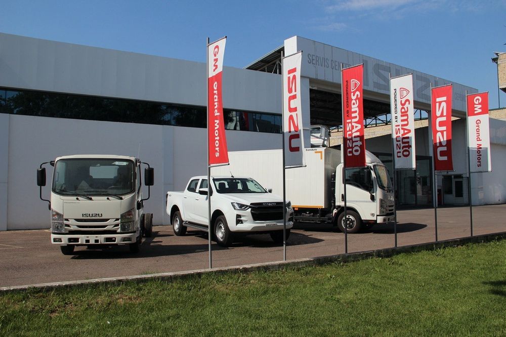 Фургон Isuzu бортовой кузов NPR82L Grand Motors
