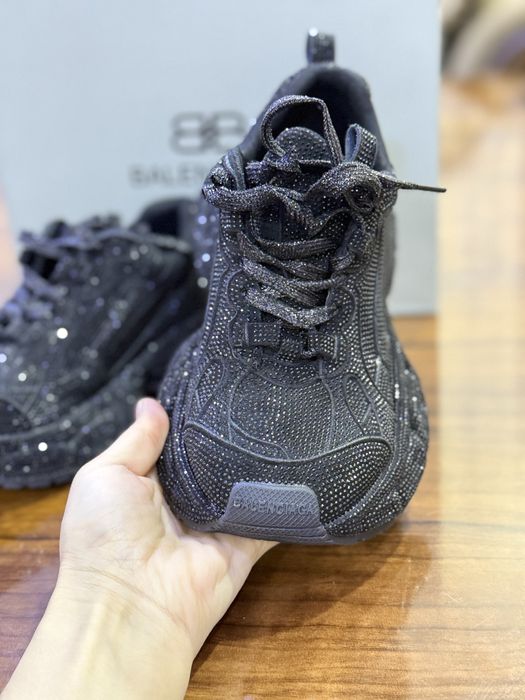 Срочно продам кроссовки новый