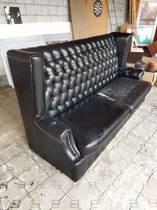 Диван честер, состояние среднее.