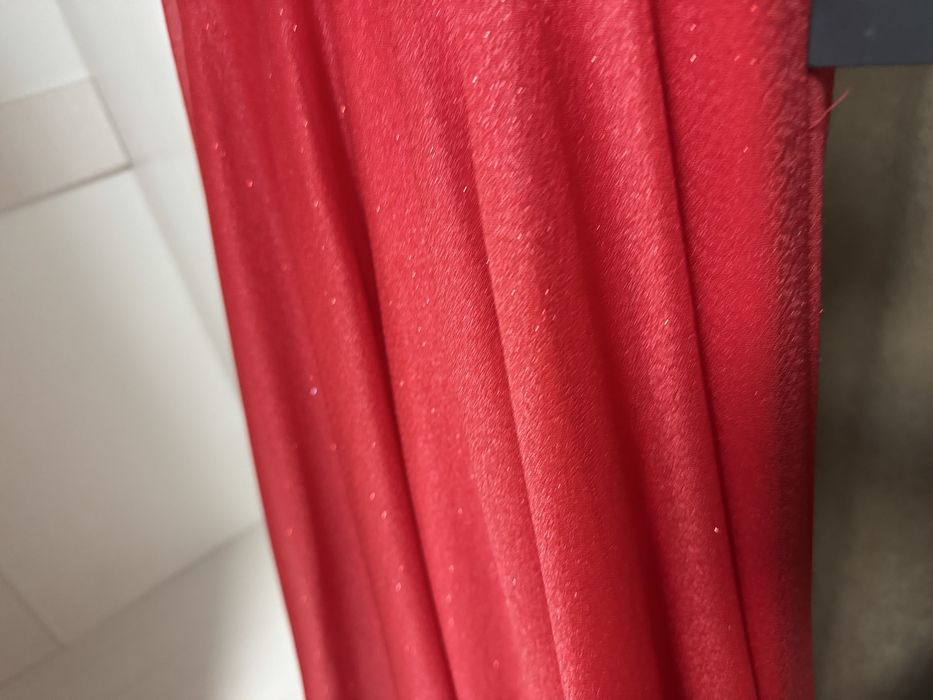 Блестящее длинное платье, красного цвета