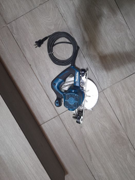 Circular Makita HS 7611
1600 wați
Funcționează foarte bine.
Filmare pe