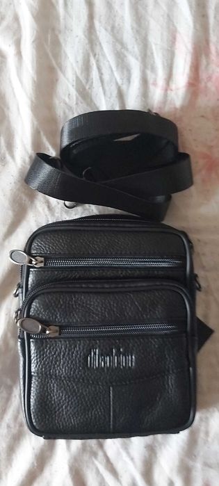 Продавам мъжка черна чанта от естествена кожа с пет отделения с цип