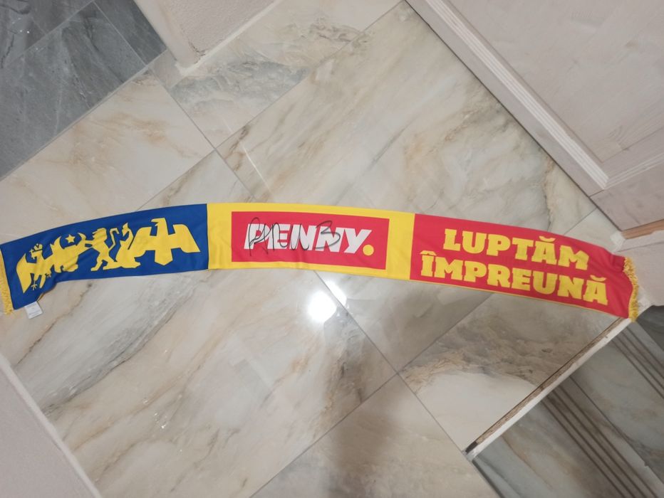 Fular cu Naționala României de fotbal semnat de Radu Drăgușin