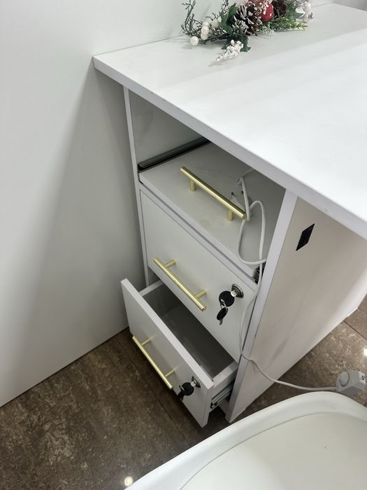 Срочно продам  маникюрный стол