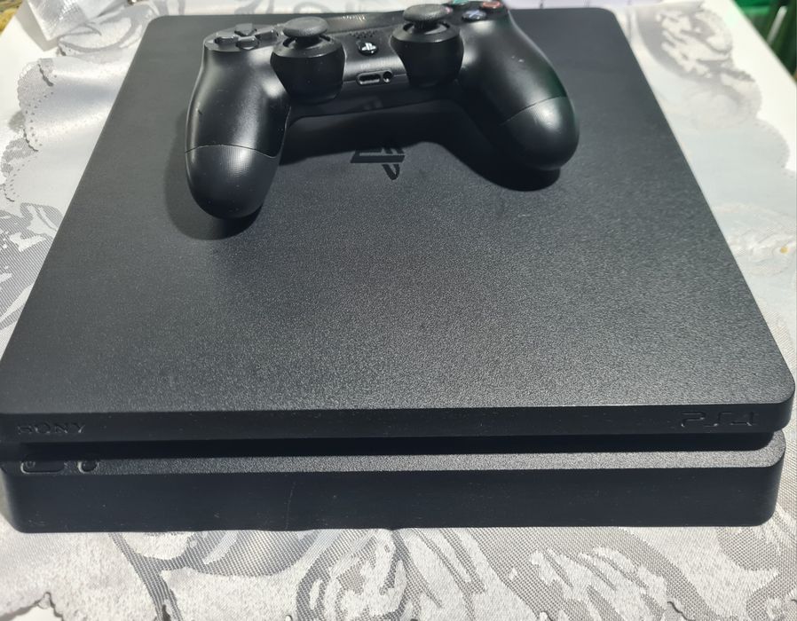 Play Station 4 slim