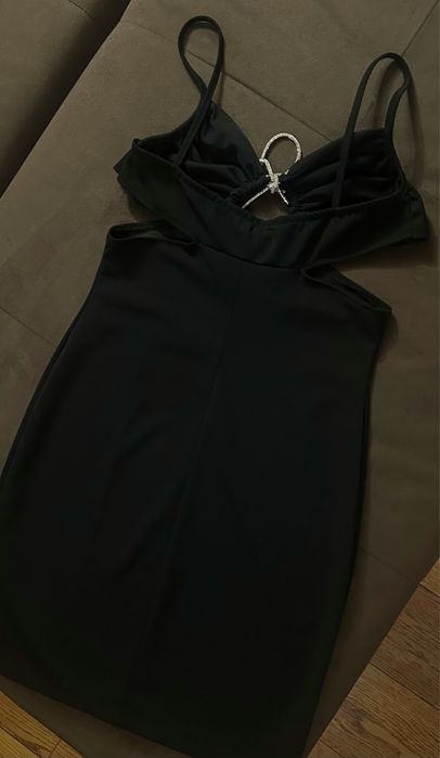 Черна къса рокля с блестяща, сребриста връзка