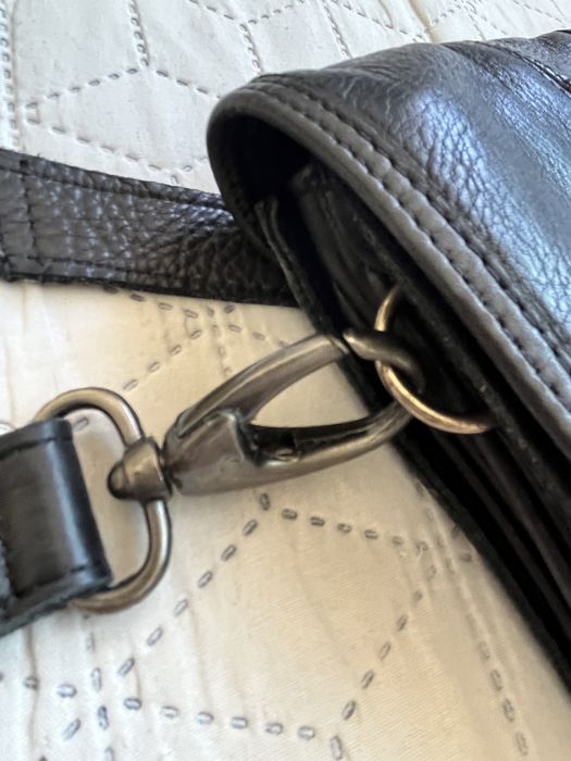 Малка черна, кожена чанта през рамо