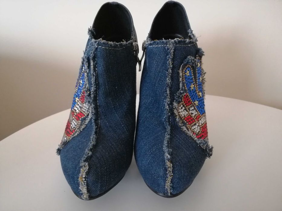 Джинсовые ботильоны со стразами