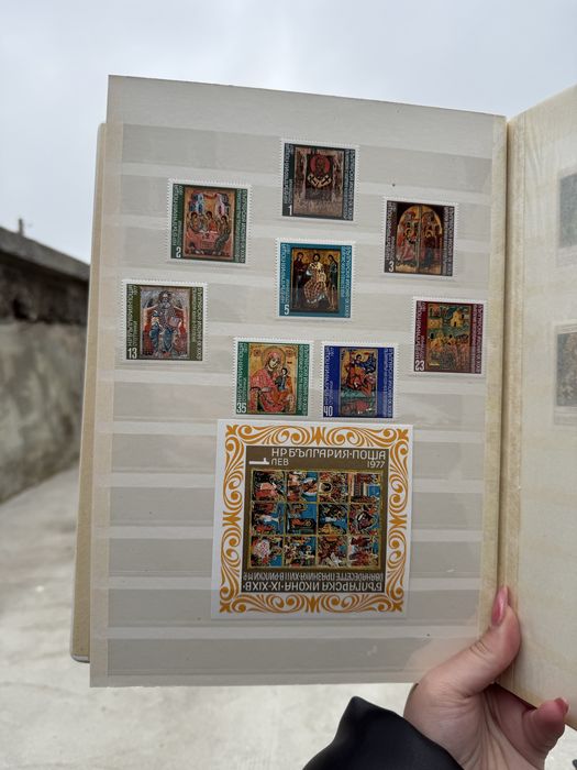 Голям класьор с различни пощенски марки