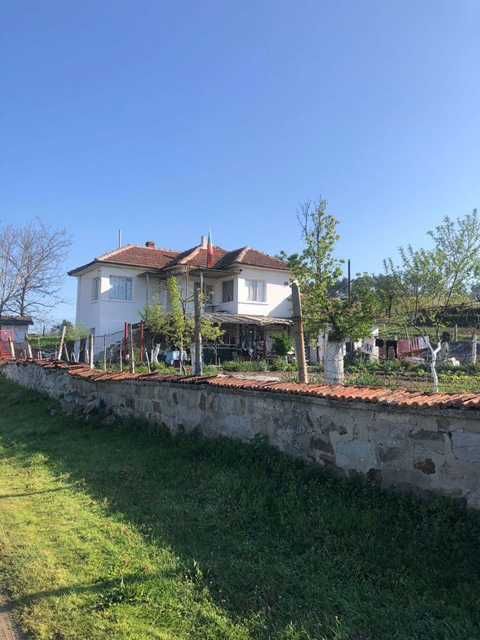 Двуетажна селска къща