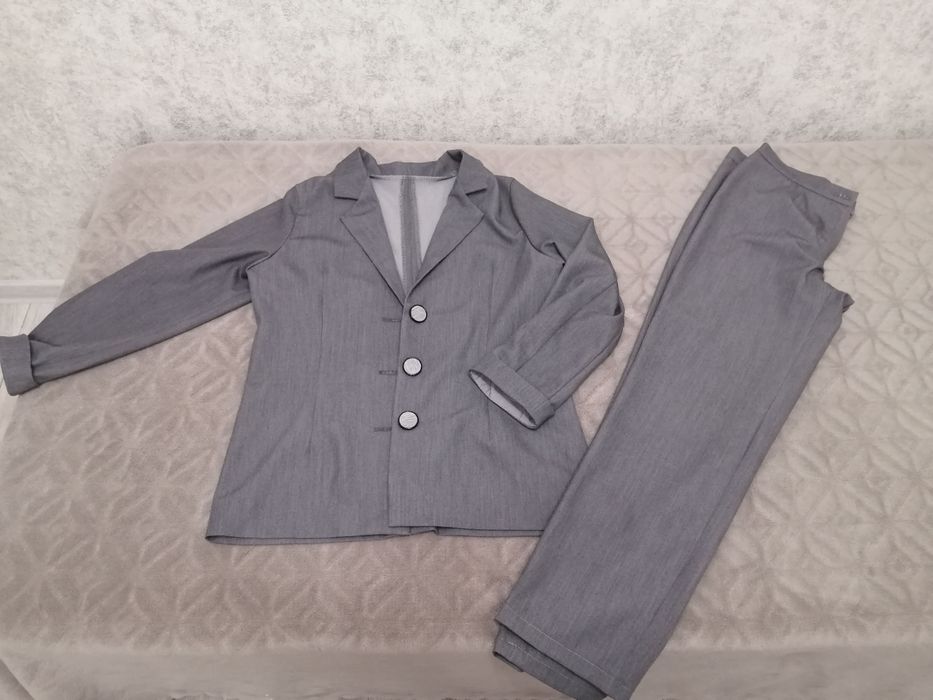 Продам брючный костюм