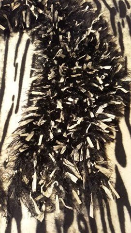 Пухест черно/бял шал