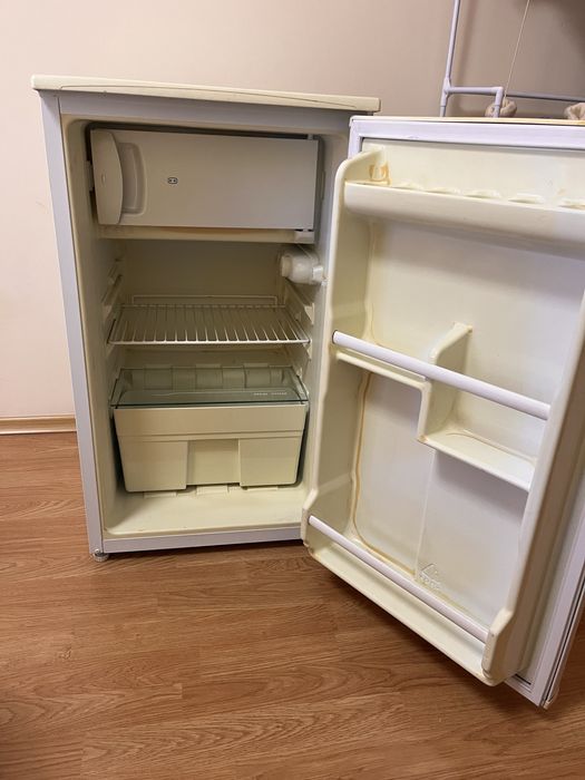 Малък хладилник Crown 76 литра