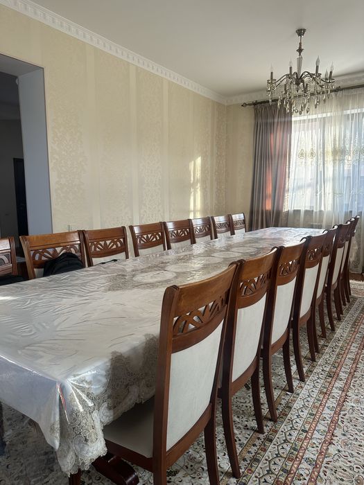 Продается стол и стулья для зала