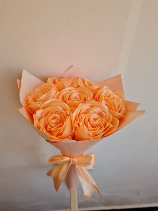 Buchete trandafiri din satin