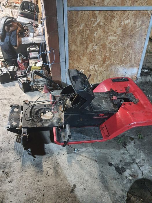 Șasiu provenit de la tractoras de tuns gazon bun pentru proiect