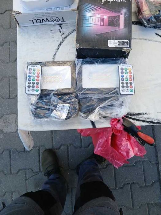 Set 2 proiectoare LED RGB de exterior – Cu telecomandă RF, Noi în folie