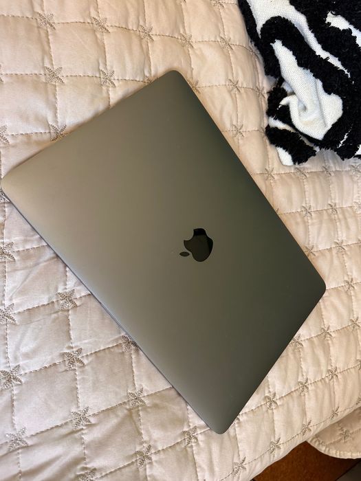 MacBook Pro 13-inch i7 512GB