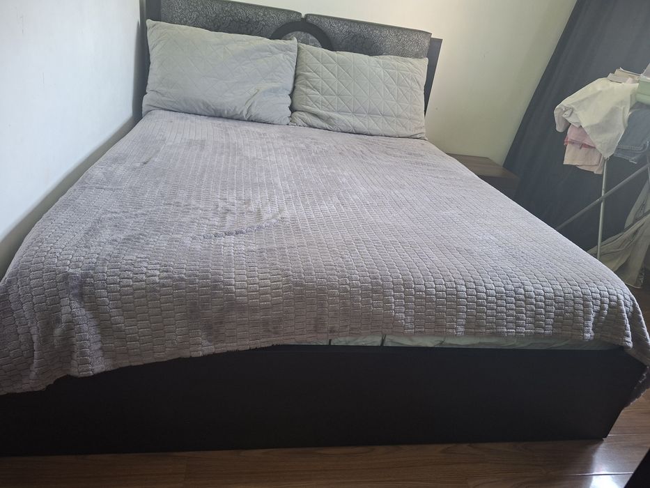 Vând pat , stare utilizat