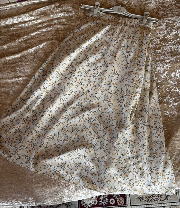 Летняя юбка с принтом и разрезом